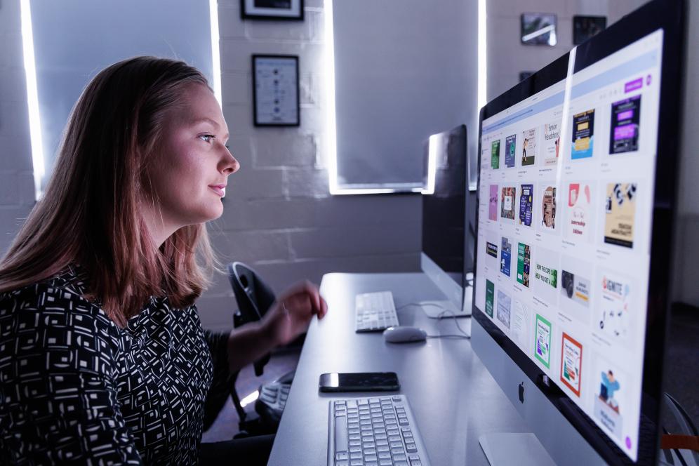 Hannah Seltzer '22 is working on a photography project on a mac computer 
